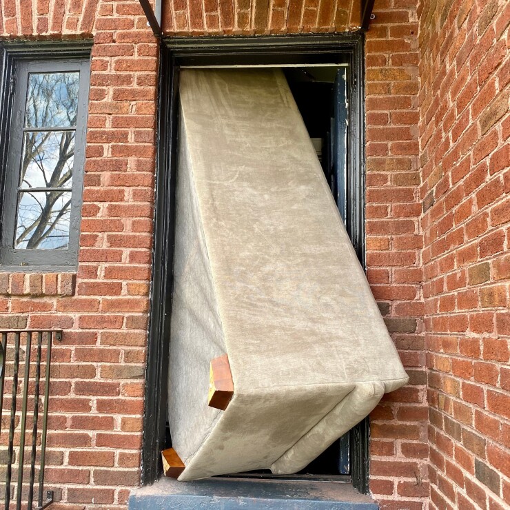 איך מעבירים רהיטים גדולים דרך מעברים צרים?