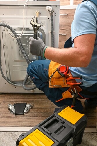 התקנת מכונת כביסה: איך מחברים נכון ושומרים על הצנרת בבית