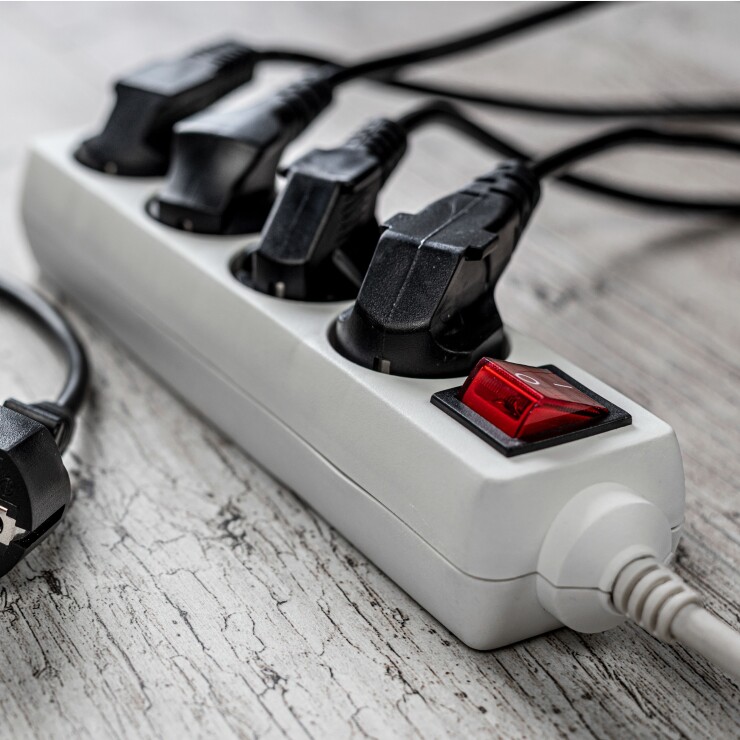 מהן הסכנות בשימוש במאריכים ומפצלי חשמל?