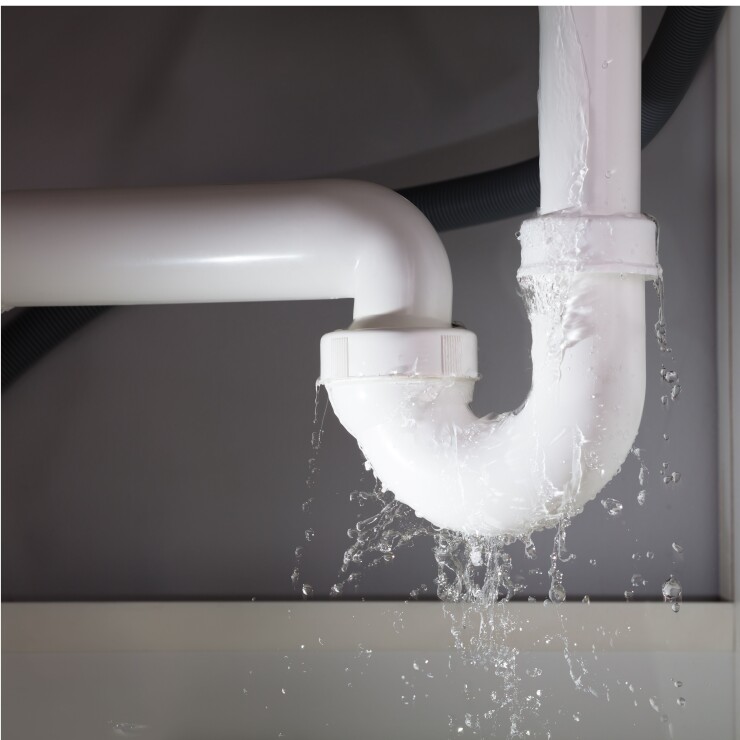 בעקבות נזילה או שחיקה: המדריך המלא להחלפת סיפון 