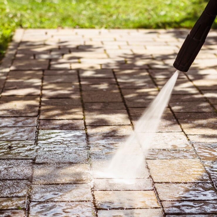 במרחב הפרטי ובמרחב הציבורי: המדריך המלא לניקוי אבנים משתלבות