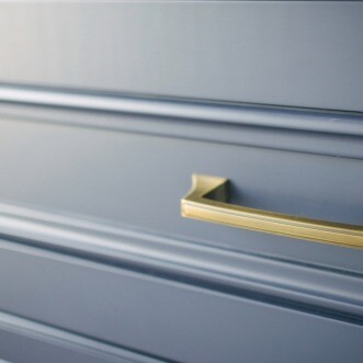 החלפת ידיות בארונות המטבח: המדריך השלם לשדרוג מהיר ופשוט