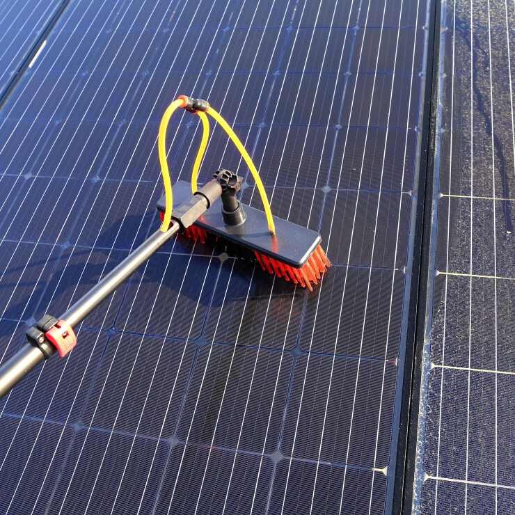 ניקוי קולטי שמש: מתי צריך ואיך עושים את זה? 