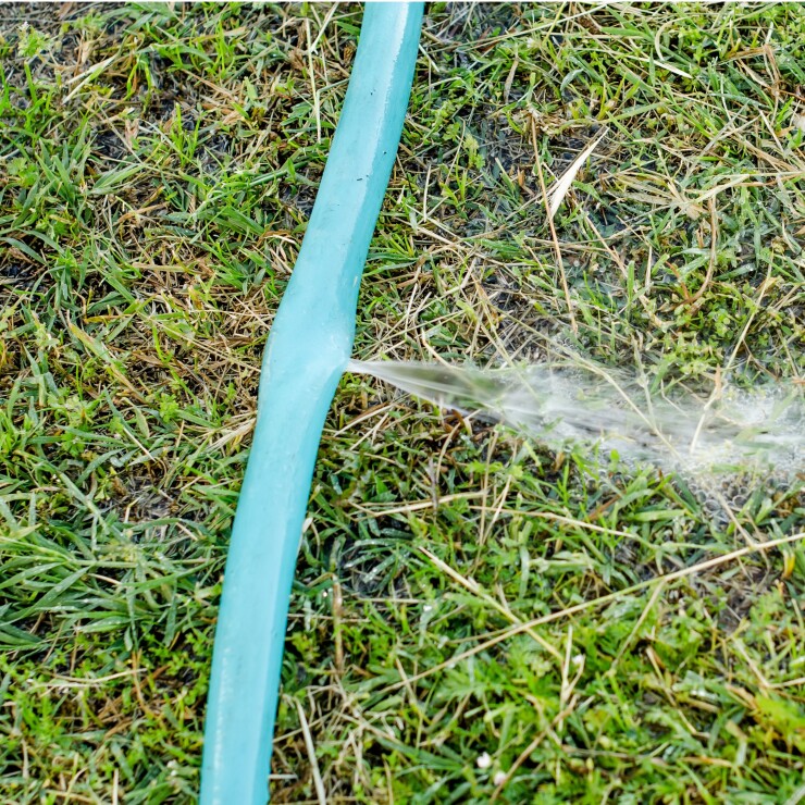 מה עושים כשיש נזילת מים בגינה?