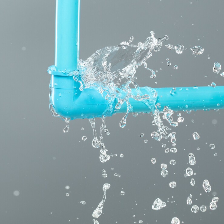 צינורות שמרעישים בלילה: למה זה קורה ומה עושים