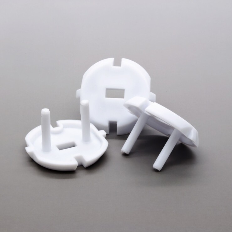 שומרים על הילדים: מגן בטיחות לשקע החשמל