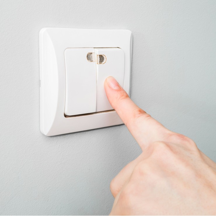 מה גורם לתקלות במתג התאורה וכמה תעלה החלפה?