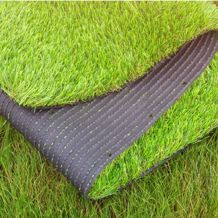 ניקוי דשא סינתטי: איך לטפל בריחות, כתמים, עובש ומסטיקים