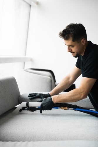 ניקוי ספות: כל מה שחשוב לדעת לפני שאתם מזמינים בעל מקצוע הביתה