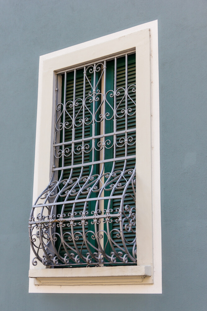 כשהבטיחות קורסת: המדריך לטיפול מיידי בסורגים רופפים ומסוכנים