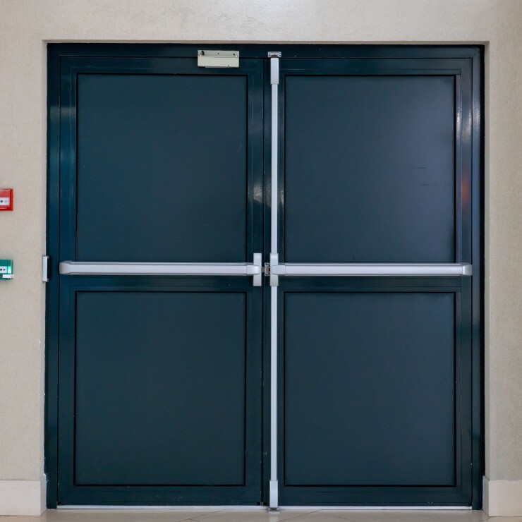 חסינה ומספקת הגנה: כל מה שצריך לדעת על התקנת דלת אש