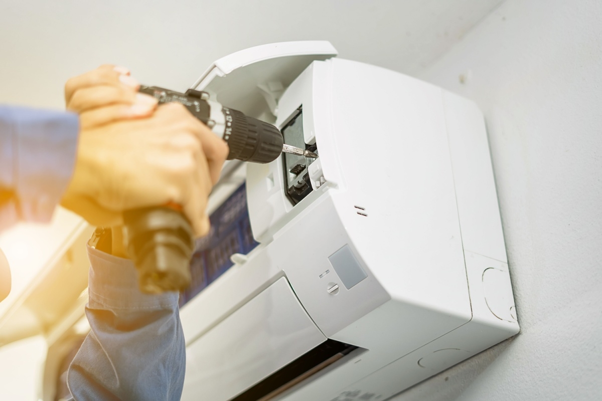 רגע לפני שיא החום: מה משפיע על מחיר התקנת מזגן עילי?